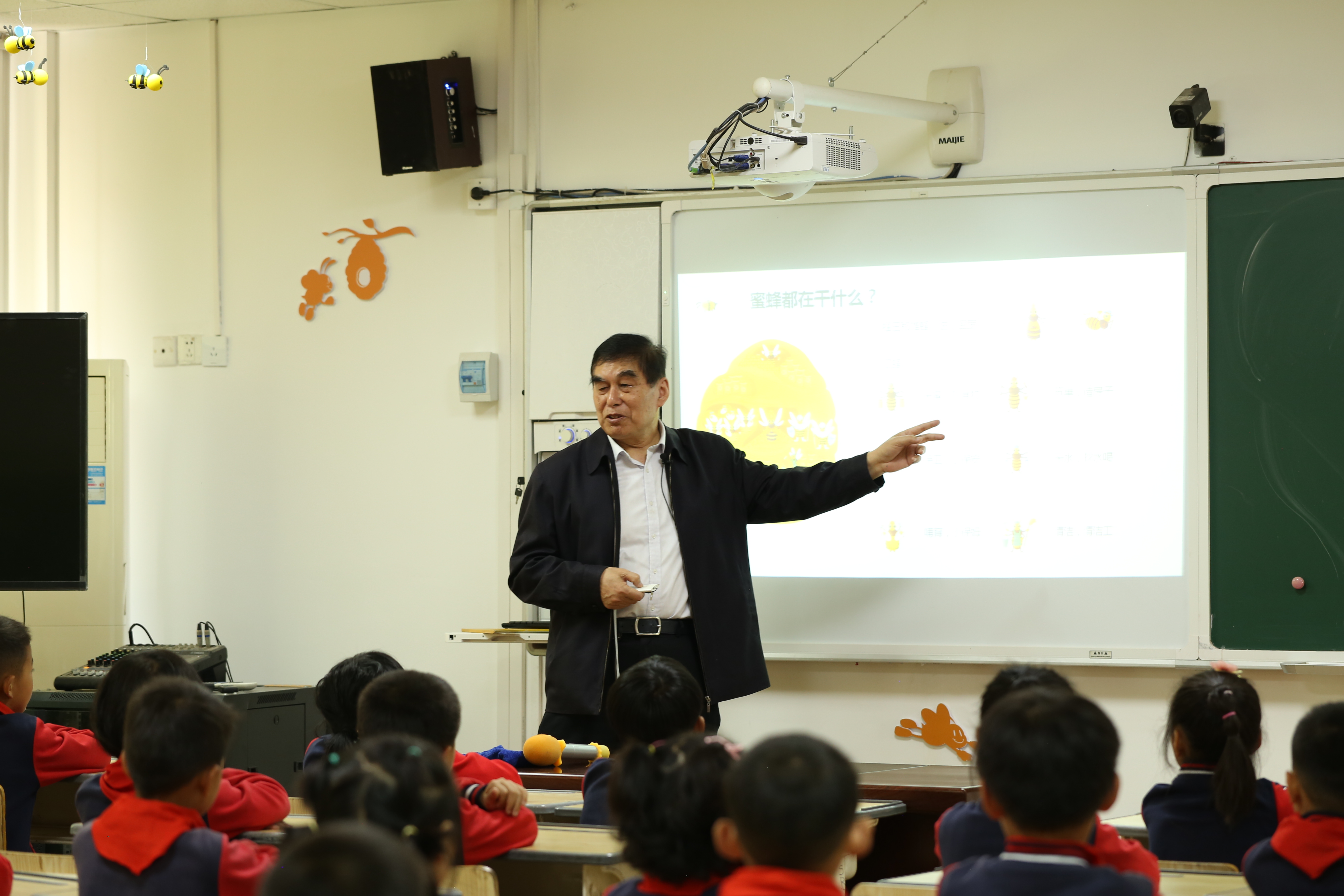 宋心仿理事长为同学们上蜜蜂大讲堂上第一堂课.JPG 宋心仿理事长为同学们上蜜蜂大讲堂上第一堂课.JPG